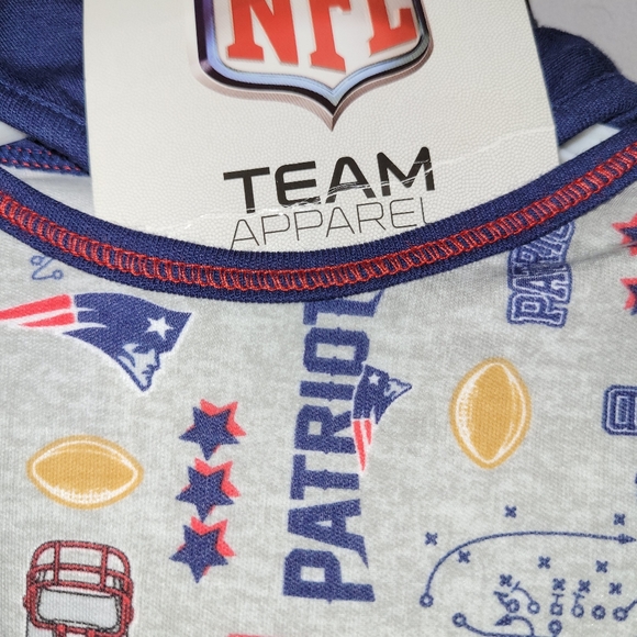 🆕️ New NFL England Patriots Football Baby Outfit Onesie Bib Set 🏈 - Picture 2 of 4